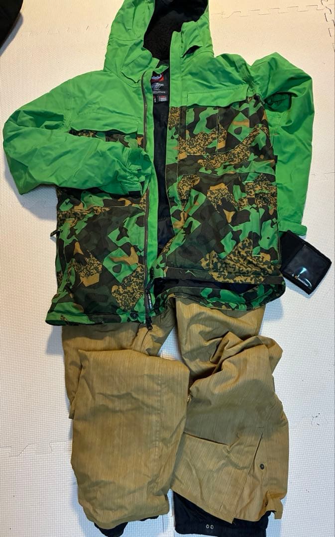 スノーボードウェアセット　686 （ジャケット・パンツ・手袋・ゴーグル）