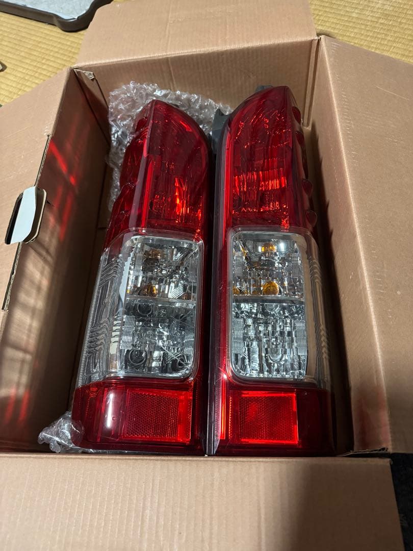 200系ハイエースバン　4型以後　純正クリアテール左右セット③送料込み