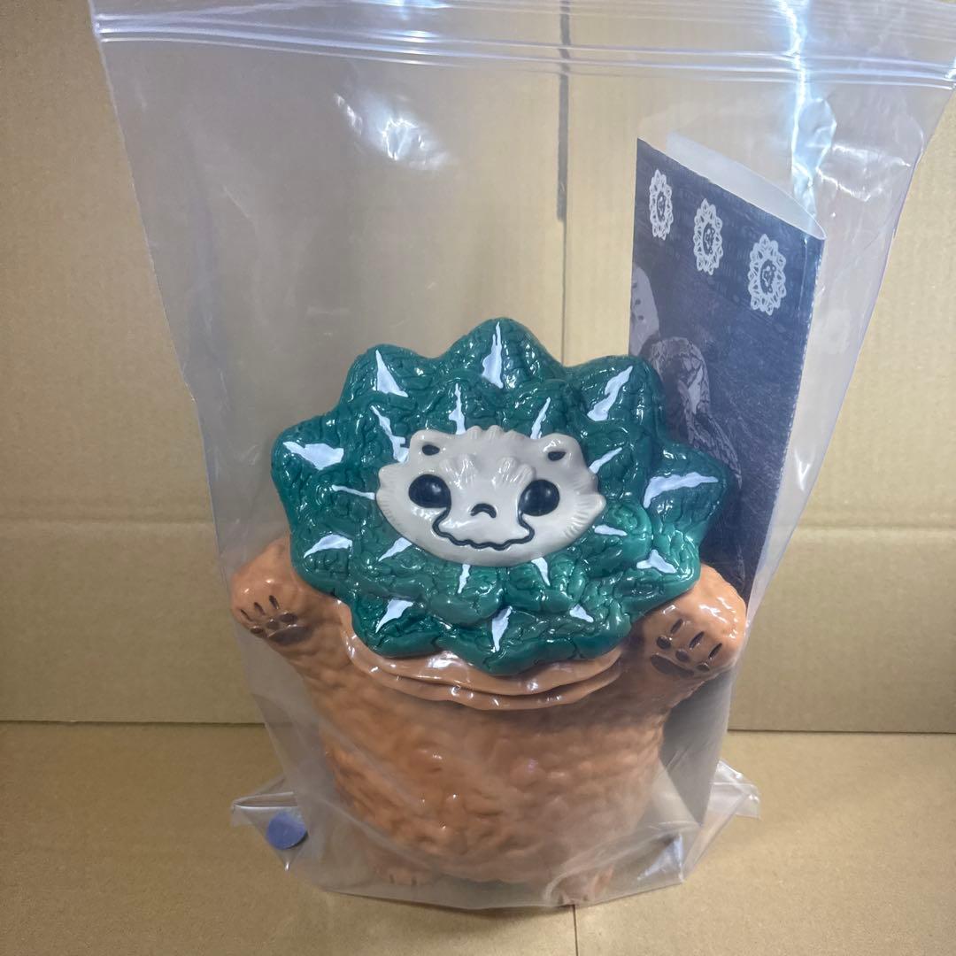 羅本製所 ROBINCERAMICSTUDIO 亀甲牡丹大怪獣　24センチ