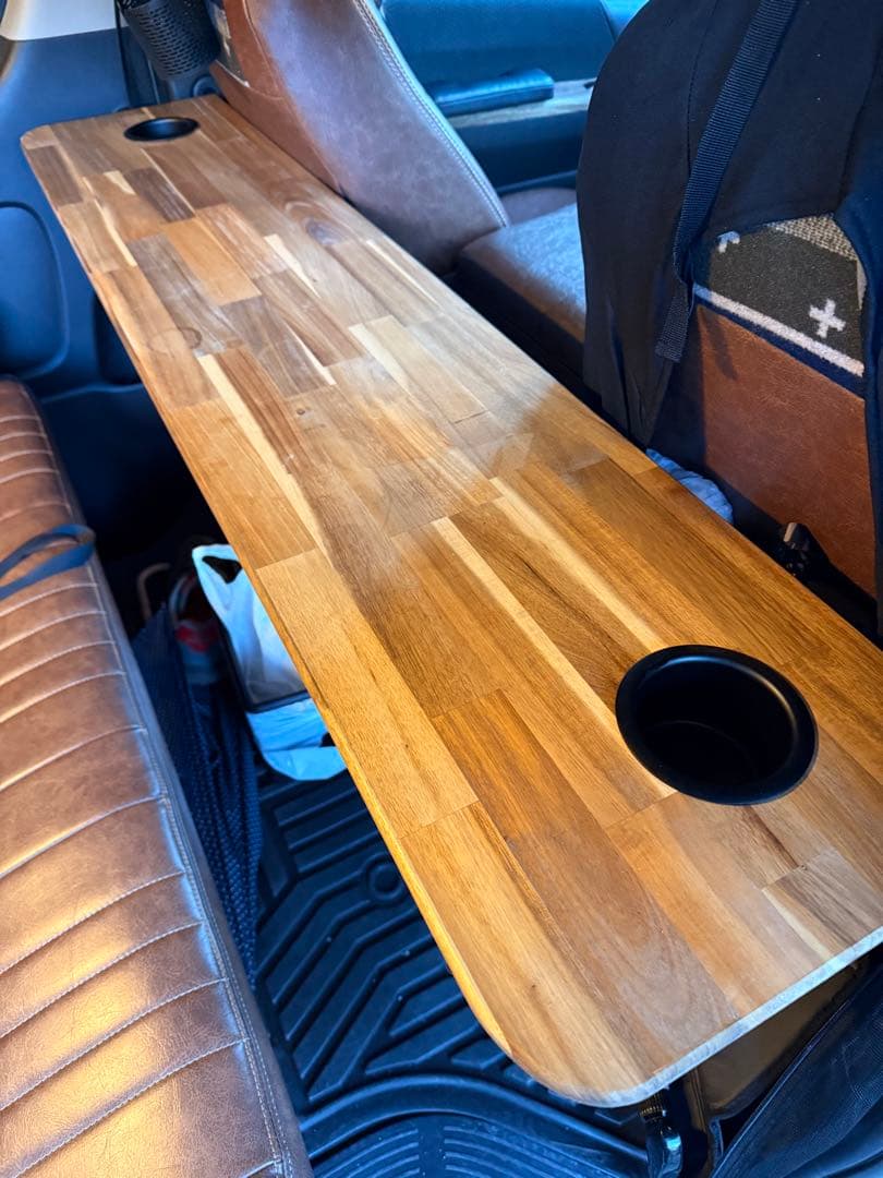 ヒミツキチガレージの支柱斜め木製車用テーブル カップホルダー付きハイエース用