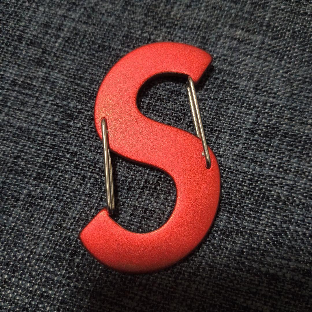 ぴょんsupreme slogo keychain　カラビナ
