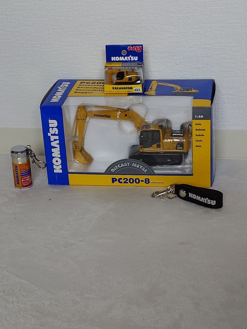 コマツフィギュアとチョロＱ、キーホルダーの4点セット！（入手困難！激レア！）