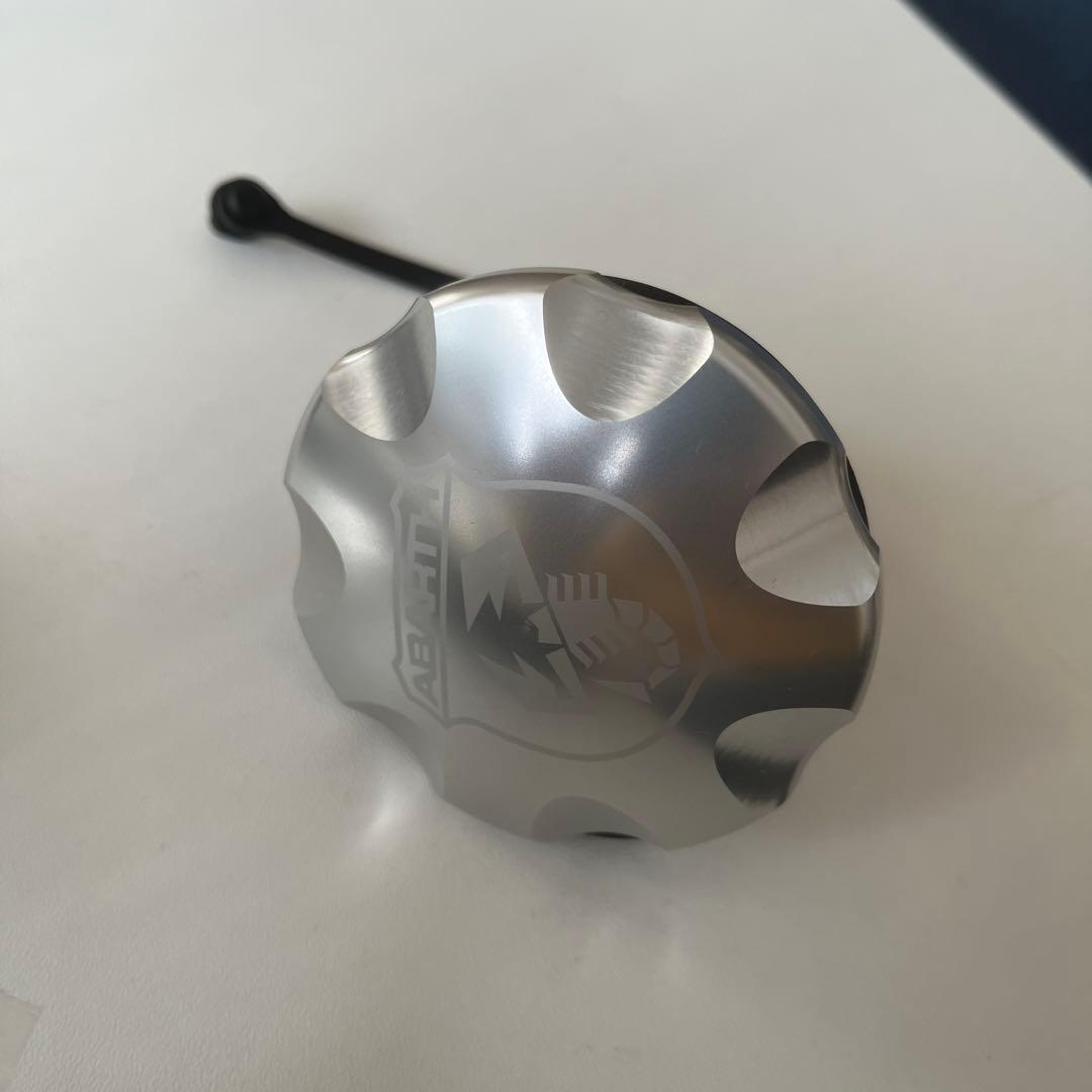 アバルト　アルミ燃料キャップ