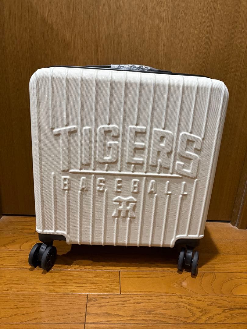 阪神タイガース　TIGERS ホワイト　キャリーケース 小型　新品未使用