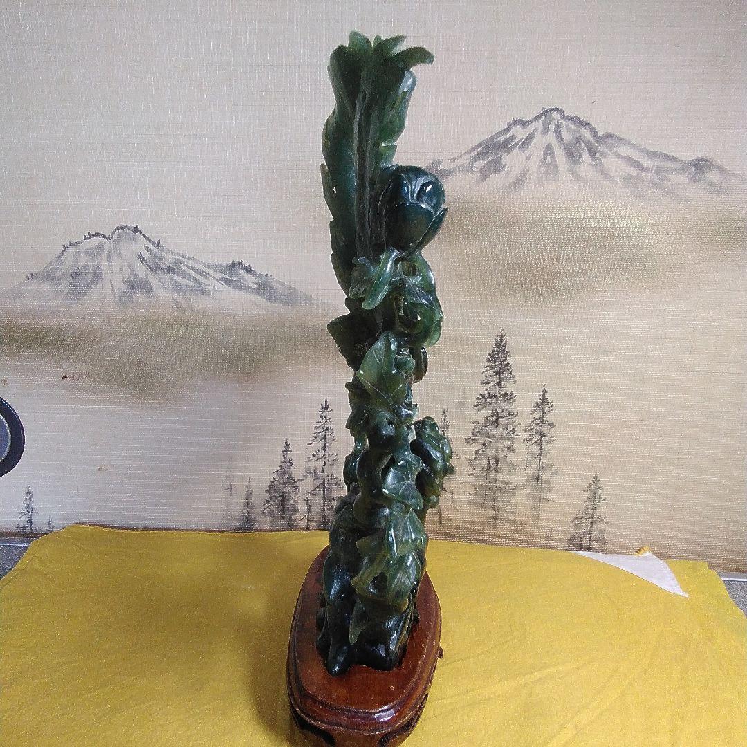翡翠 鳥と花の彫刻 木製台座付き。 人気