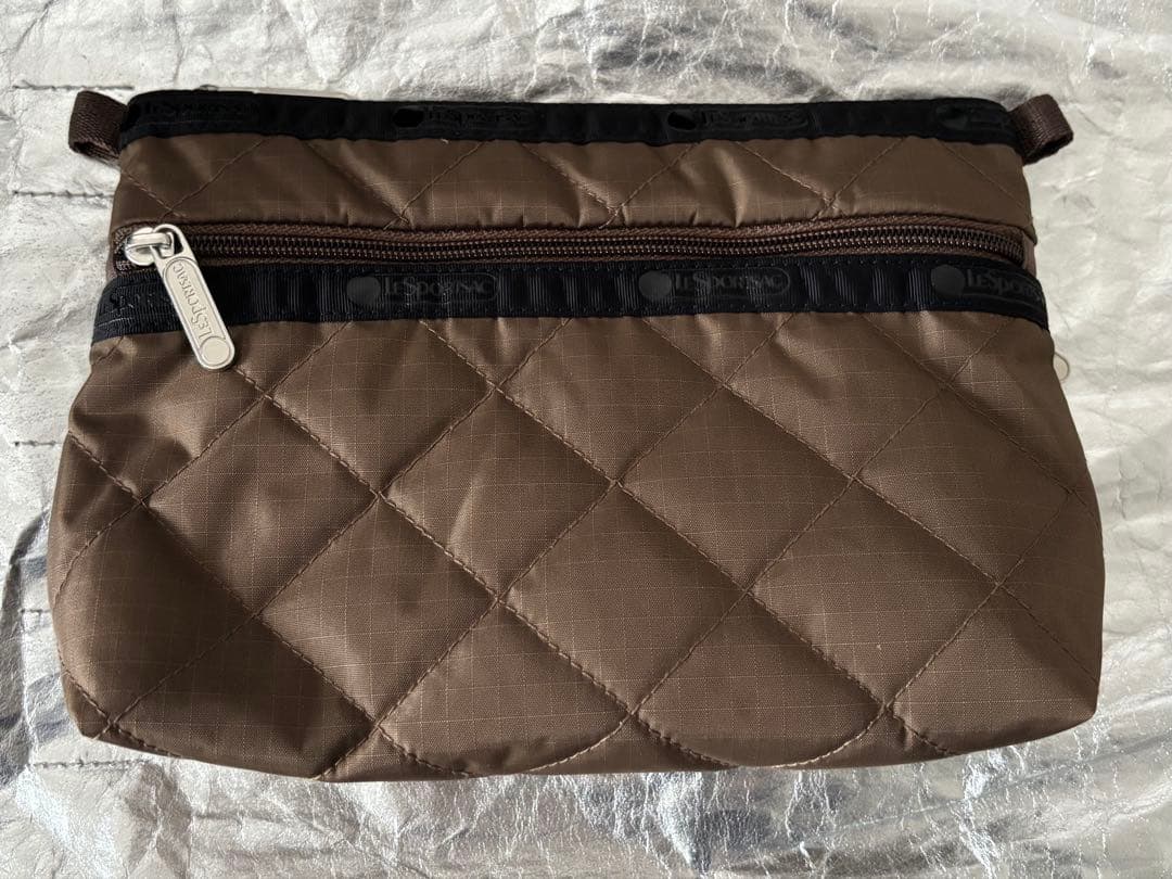 【新品】LeSportsac ブラウン キルティングポーチ 神崎恵さんコラボ レスポートサック×神崎恵コラボ第3弾｜パフィーなバッグ＆ポーチと前回
