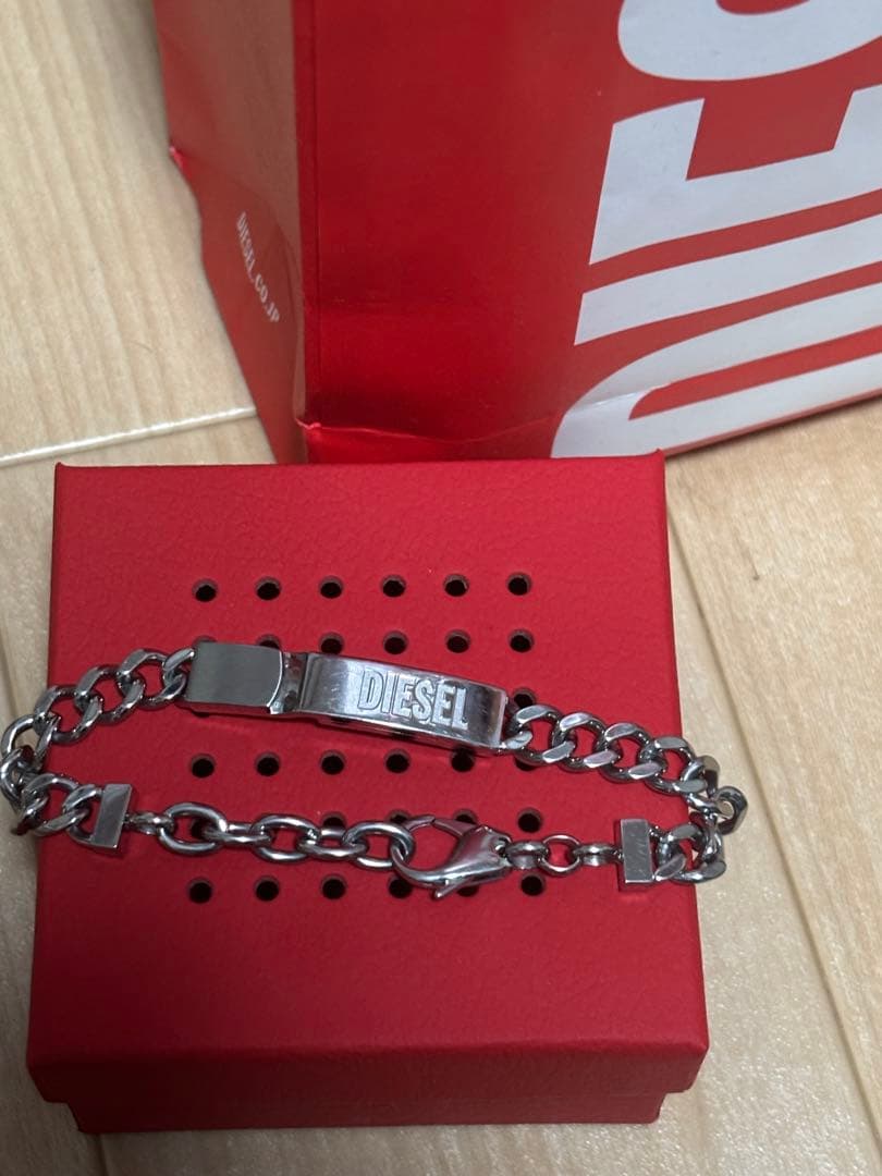 DIESEL シルバー チェーンブレスレット 箱入り - メルカリ