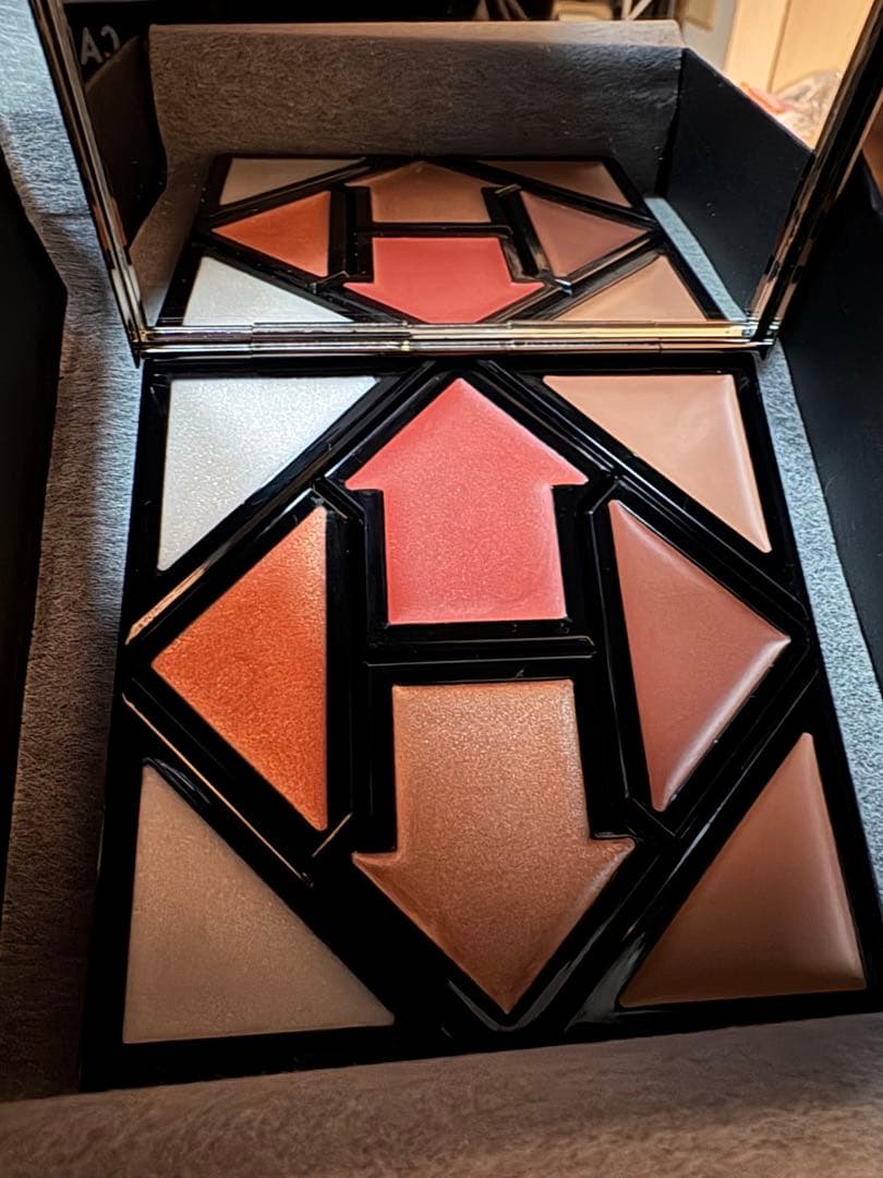 惹きずり込まれる運命のアイシャドウ black