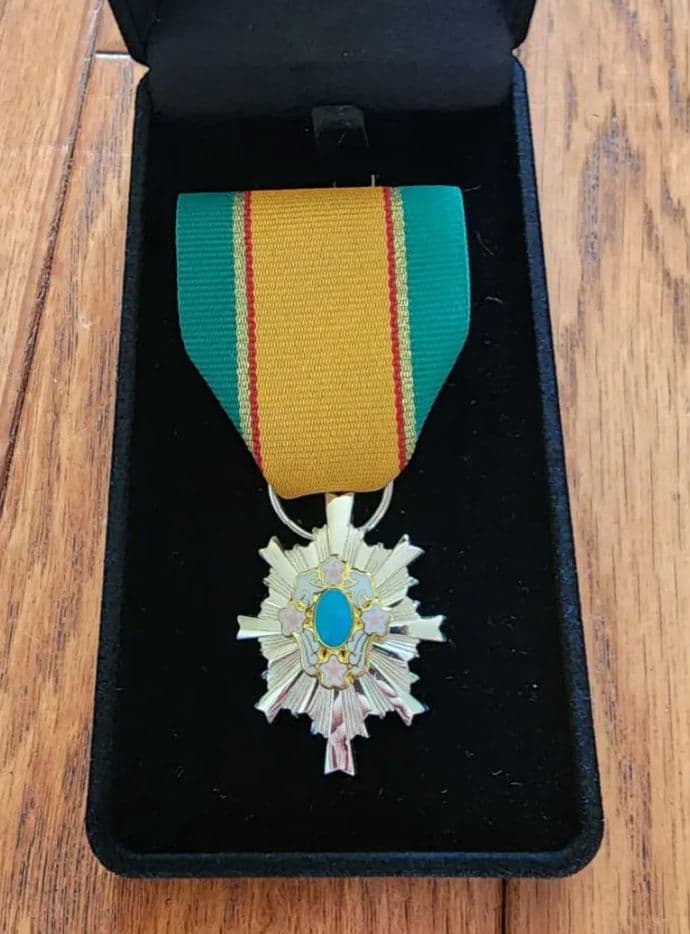 第5級防衛功労章業務改善発明考案、箱は画像のベルベット物