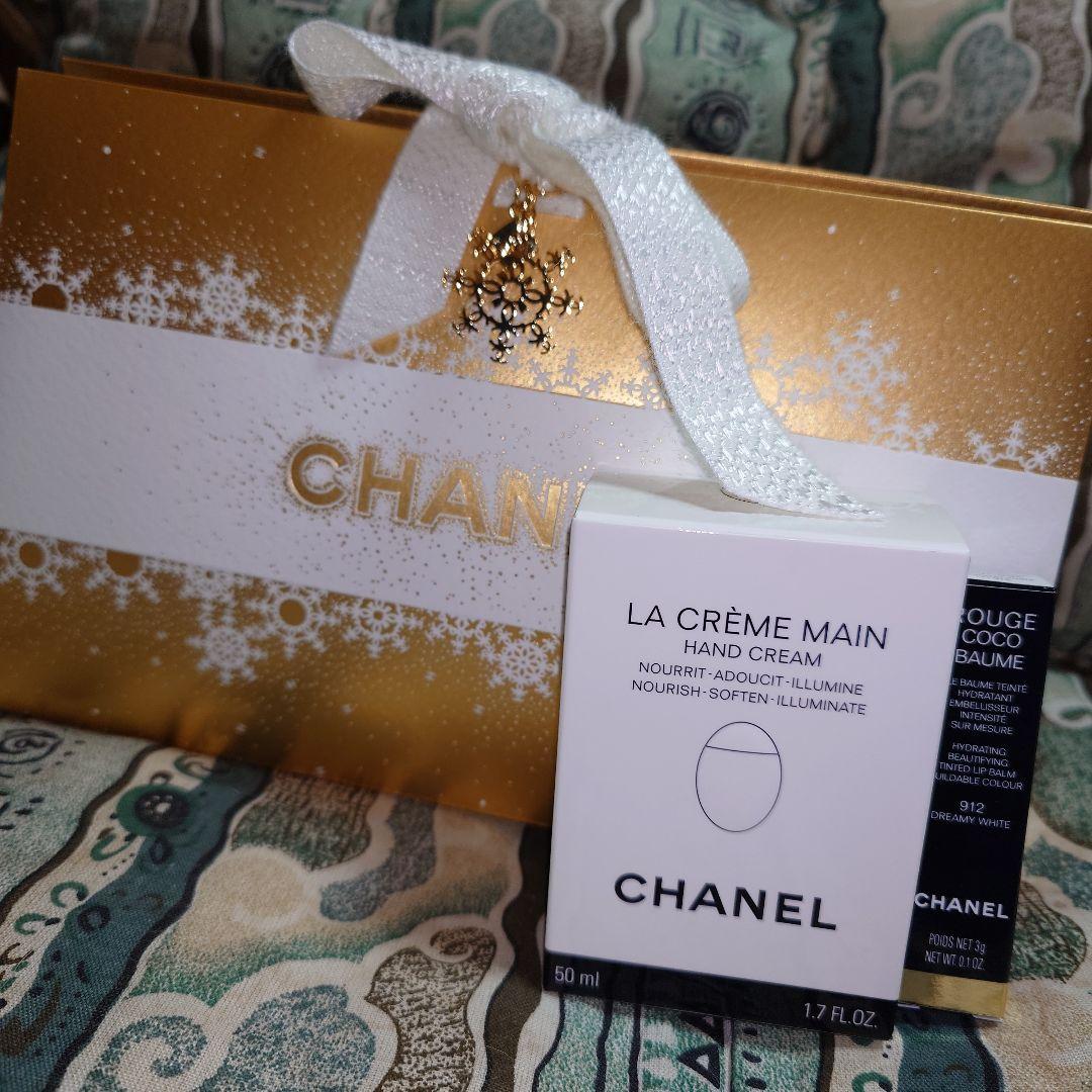 2024年限定ショッパーとシャネルエッセンシャルケアセットの中味