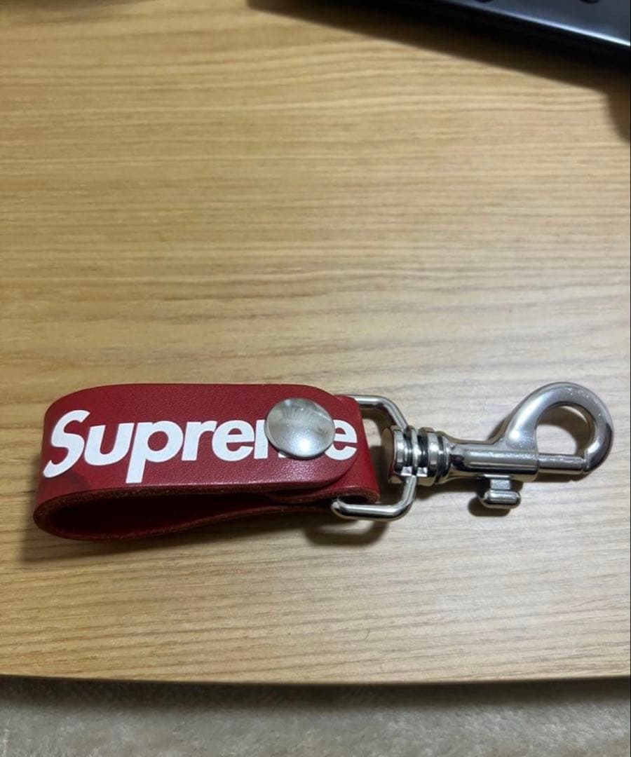 Supreme レザー キーホルダー - メルカリ