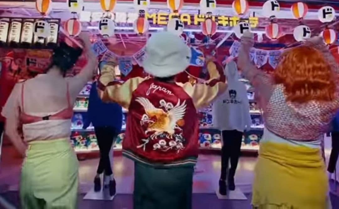 ドン・キホーテのCMでブルーノ・マーズが着用してるスカジャン 東洋