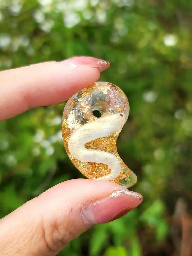 沖縄巡礼★特大タイプ財運　ギャンブル運　白蛇勾玉オルゴナイト