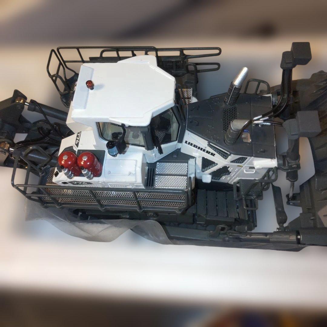 Liebherr PR 776 Crawler Tractor 1/50 - メルカリ