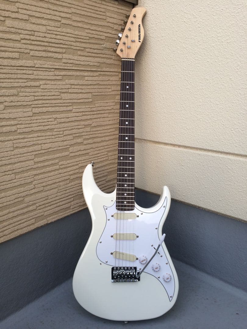 ストラトキャスタータイプ エレキギター ホワイト　プレイテックST250Ⅱ改