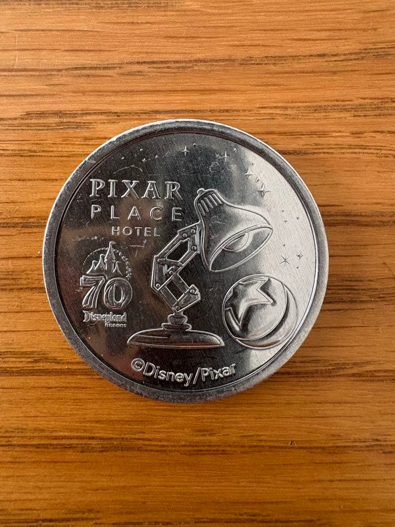 カリフォルニアディズニー】70周年メダル - メルカリ