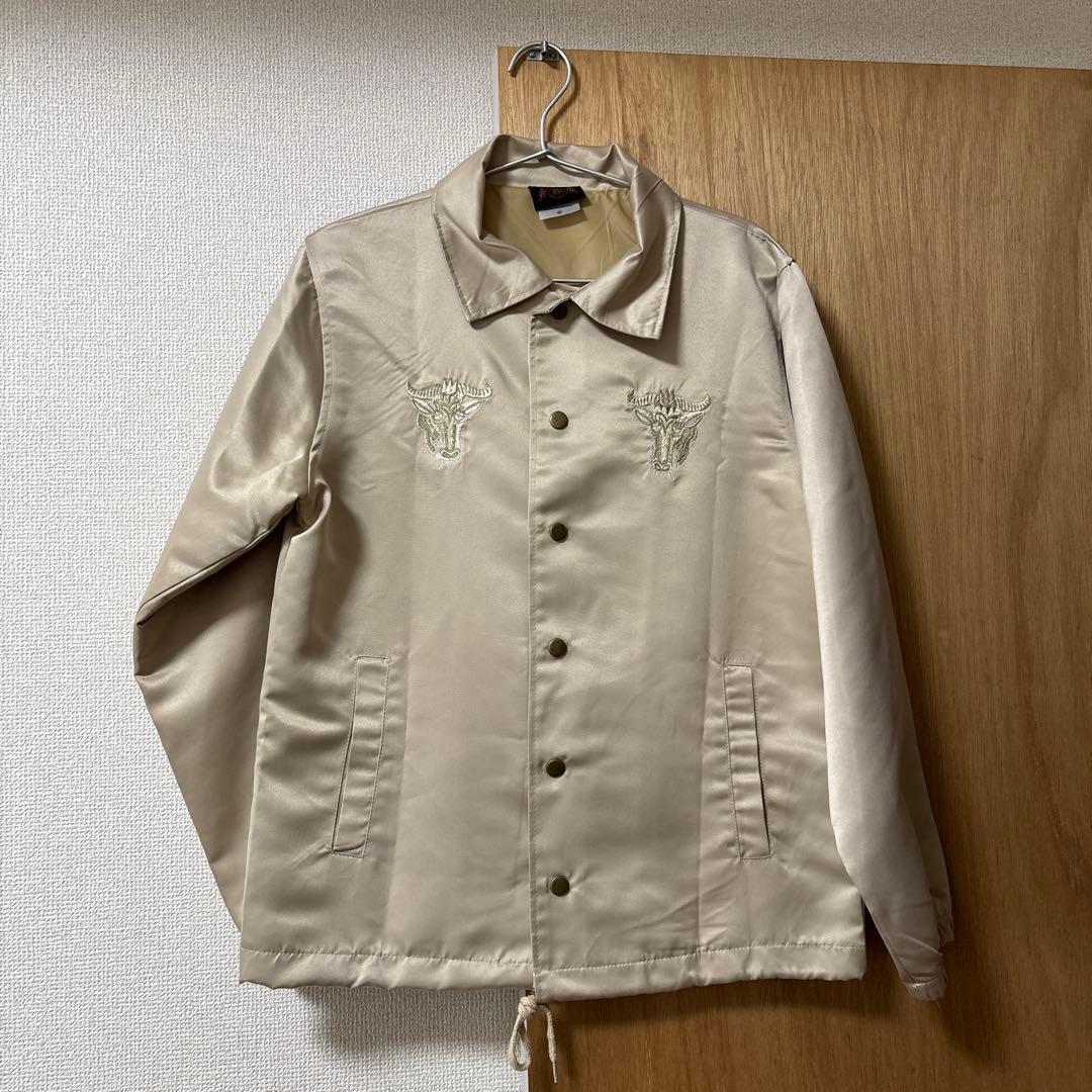 King Gnu コーチジャケット｜ベージュ刺繍ナイロンジャケット S - メルカリ