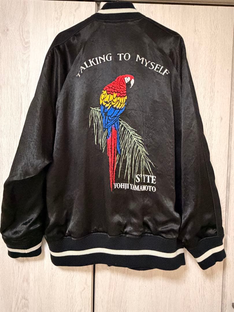 S'YTE ヨウジヤマモト 23SS オウム刺繍リバーシブルスカジャン - メルカリ