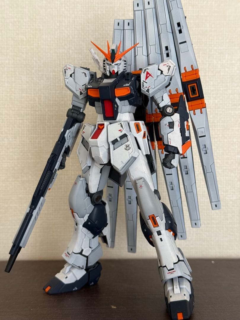 RG νガンダム　全塗装完成品　黒立ち上げ RGニューガンダム、黒立ち上げMAX塗りで塗装しました。 RGはパーツ多く