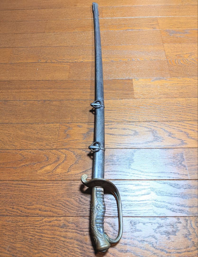 【当時物】旧日本軍 軍刀 指揮刀 模造刀身 サーベル 十六葉八重表菊紋【２環吊】