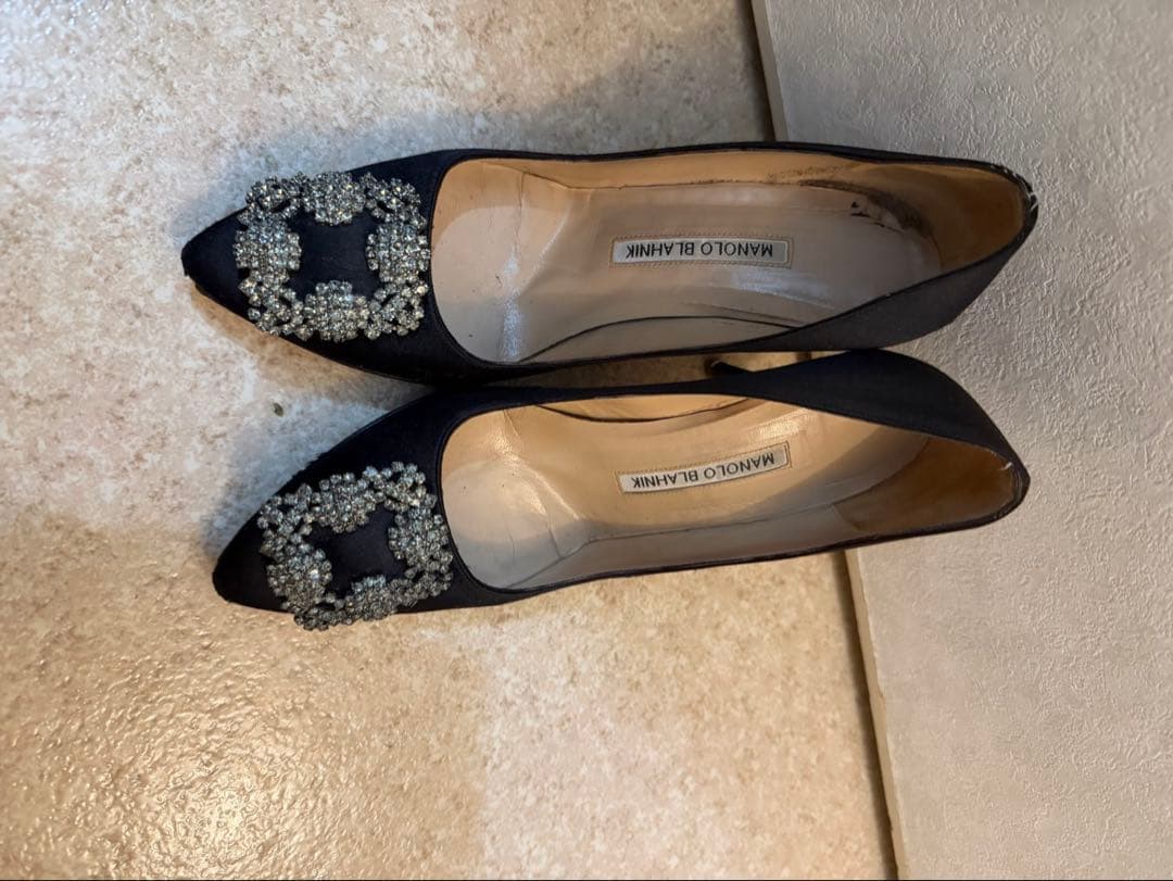 値*！様 MANOLO BLAHNIK ビジュー付きブラックハイヒール
