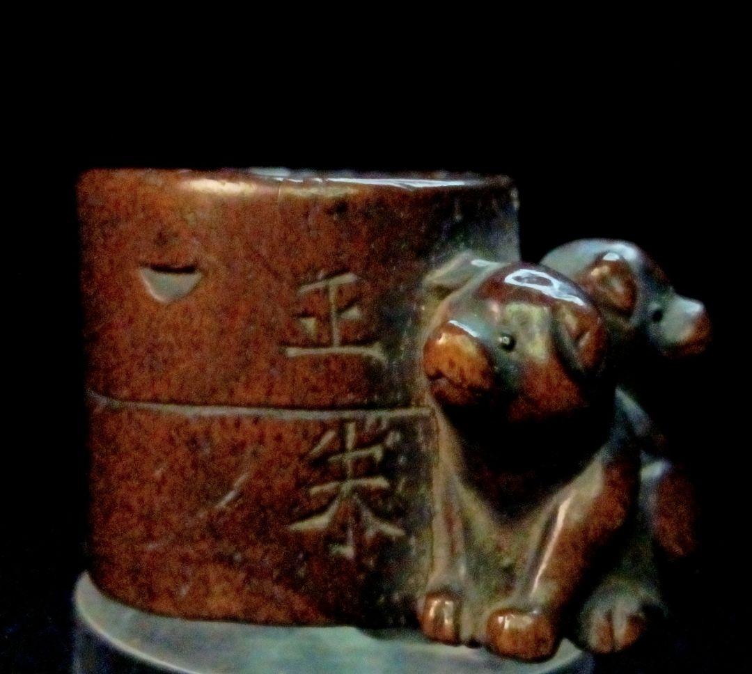 正朱 在銘 根付 柘植彫「ニ匹の子犬 と 石うす」 安産祈願 江戸時代