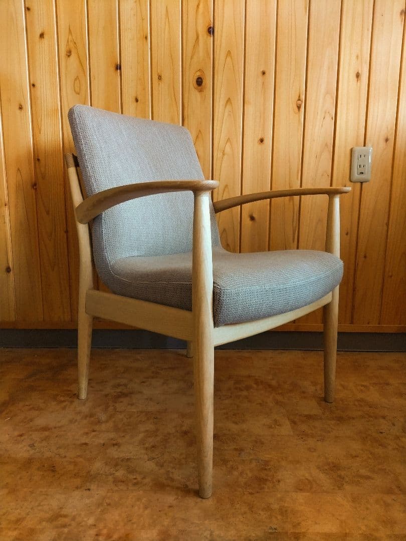 カリモクKarimoku家具・肘付食堂椅子