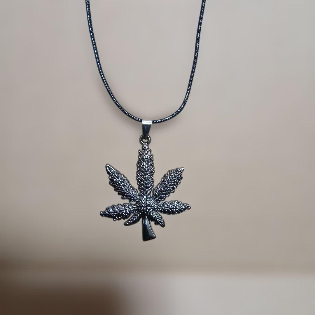 マリファナリーフ型ペンダントネックレス - メルカリ