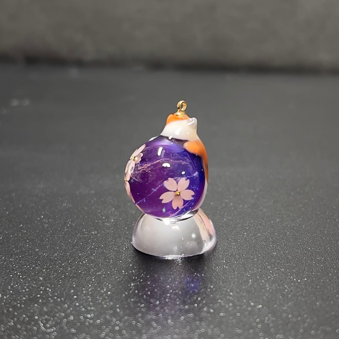 No.45 夜桜の猫玉 レジン キーホルダー - メルカリ