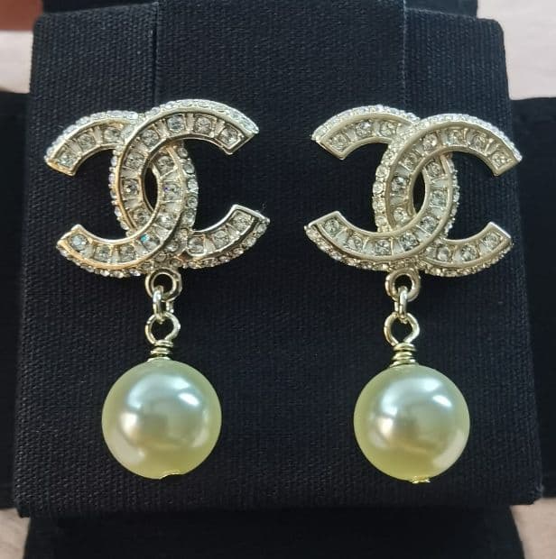 美品 CHANEL パール付きロゴピアス A86506 CHANEL ココマーク パール ピアス (CHANEL/ピアス) A86506 Y09902