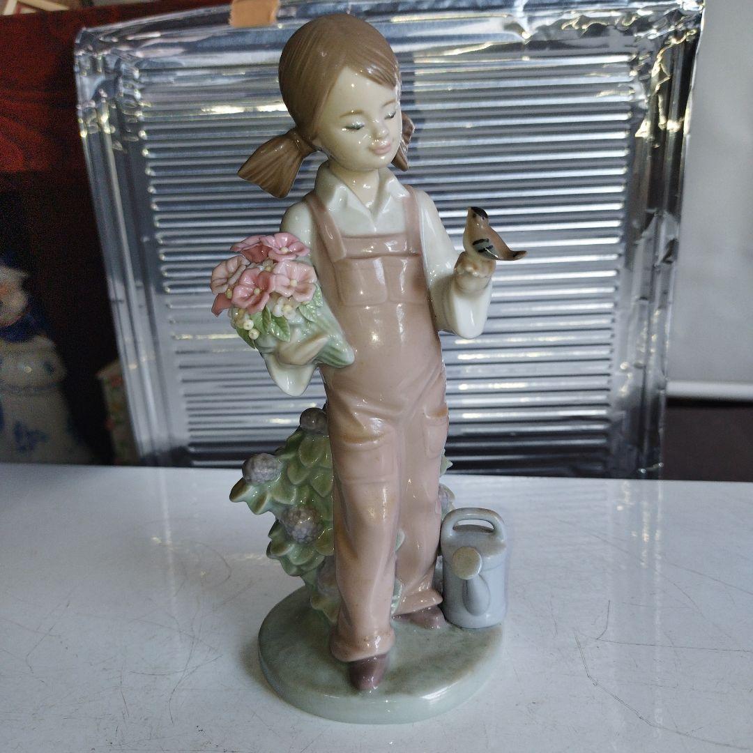 小鳥と話す少女。