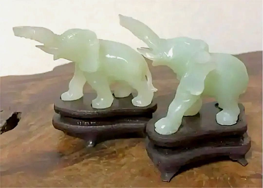 中国美術 古玉 翡翠 台座付き 二頭象 彫刻