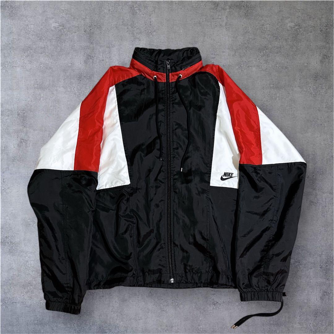 NIKEナイキ ナイロンジャケット サイズL ユニセックス　フード収納 NIKE（ナイキ） ナイロンジャケット クラブ アスリート フーディ