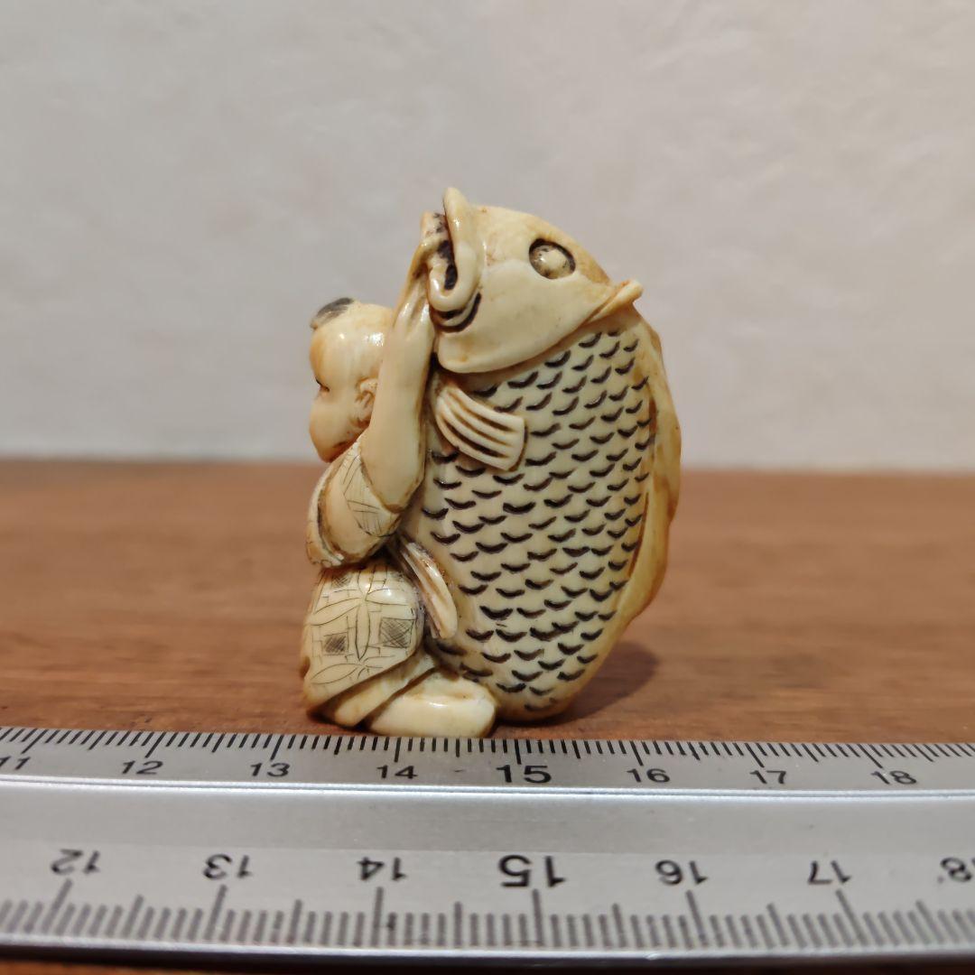 時代提物 人物根付 天然素材【大鯉と唐子】高約4.8cm 重27ｇ縁起物 M188 時代 骨製 提げ物 唐子根付 細密彫刻 / 中国 唐物 人物 骨董 古