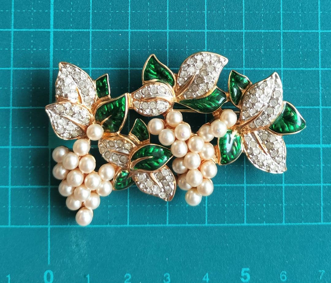 SWAROVSKI 葡萄ブローチfauxパール パヴェクリスタル エナメル 希少