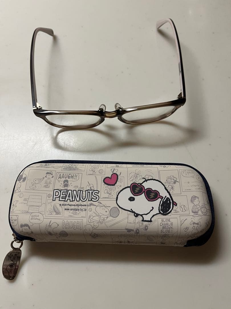 スヌーピ限定メガネです。ブラウンフレーム メガネ(度あり) スヌーピーケース付き