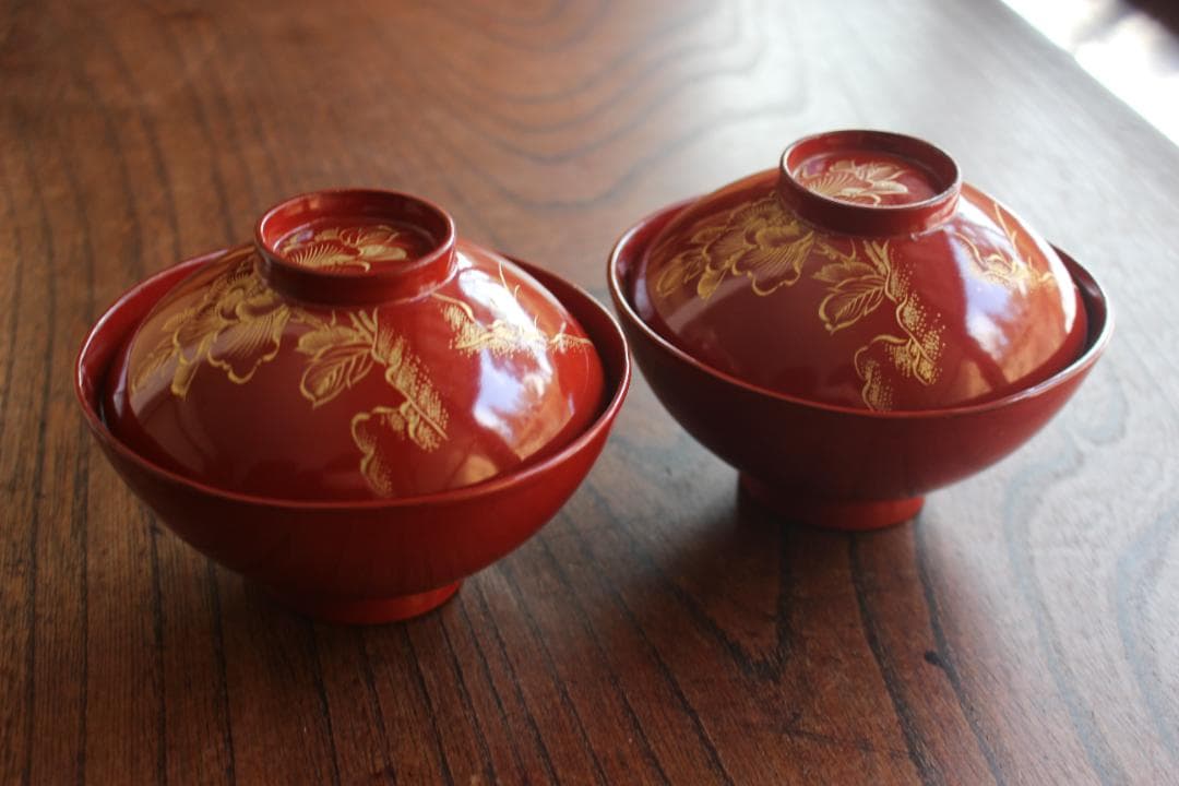 時代朱漆に優美な牡丹沈金の映えるお椀2点（検輪島塗沈金椀 - メルカリ