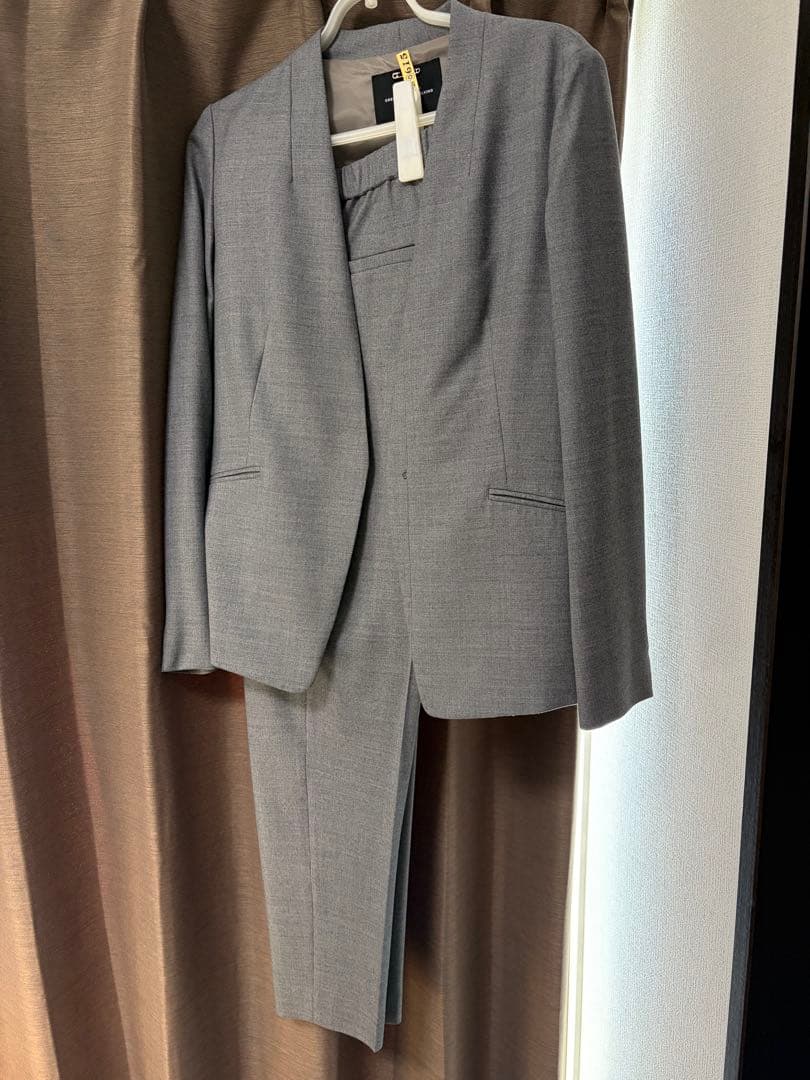 グレー ノーカラー パンツスーツ　greeen label relaxing