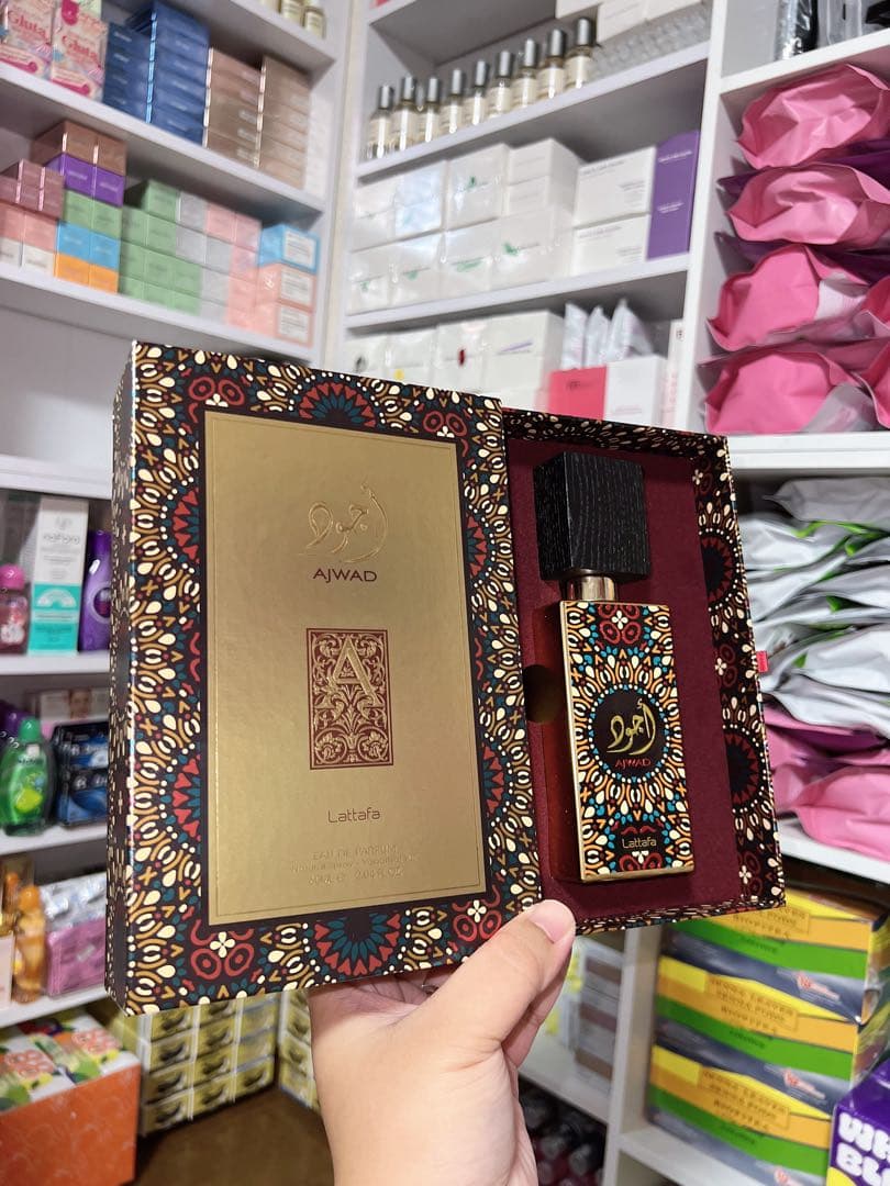 香水(女性用) Ajwad lattafa