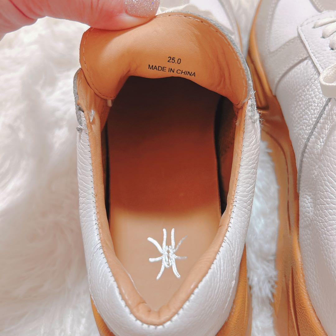 tomo&co ビブラムソール ホワイト スニーカー25㎝ - メルカリ