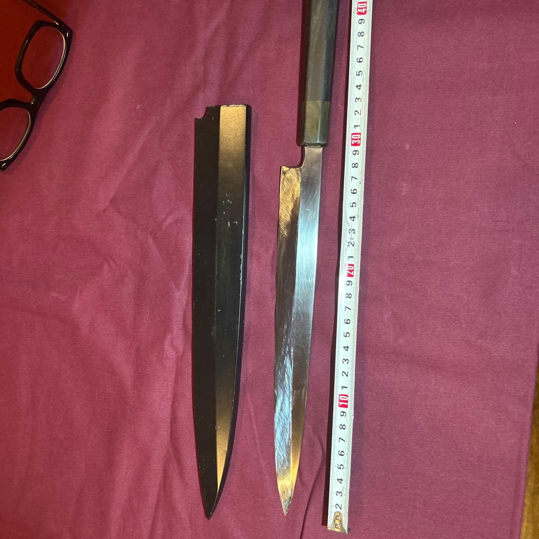 柳刃包丁 ステンレス製 約30cm 鞘付き　本焼き波紋あり。材質不明