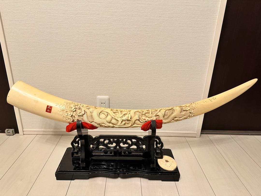 リ*ウ様 象牙風 彫刻 木製スタンド付き