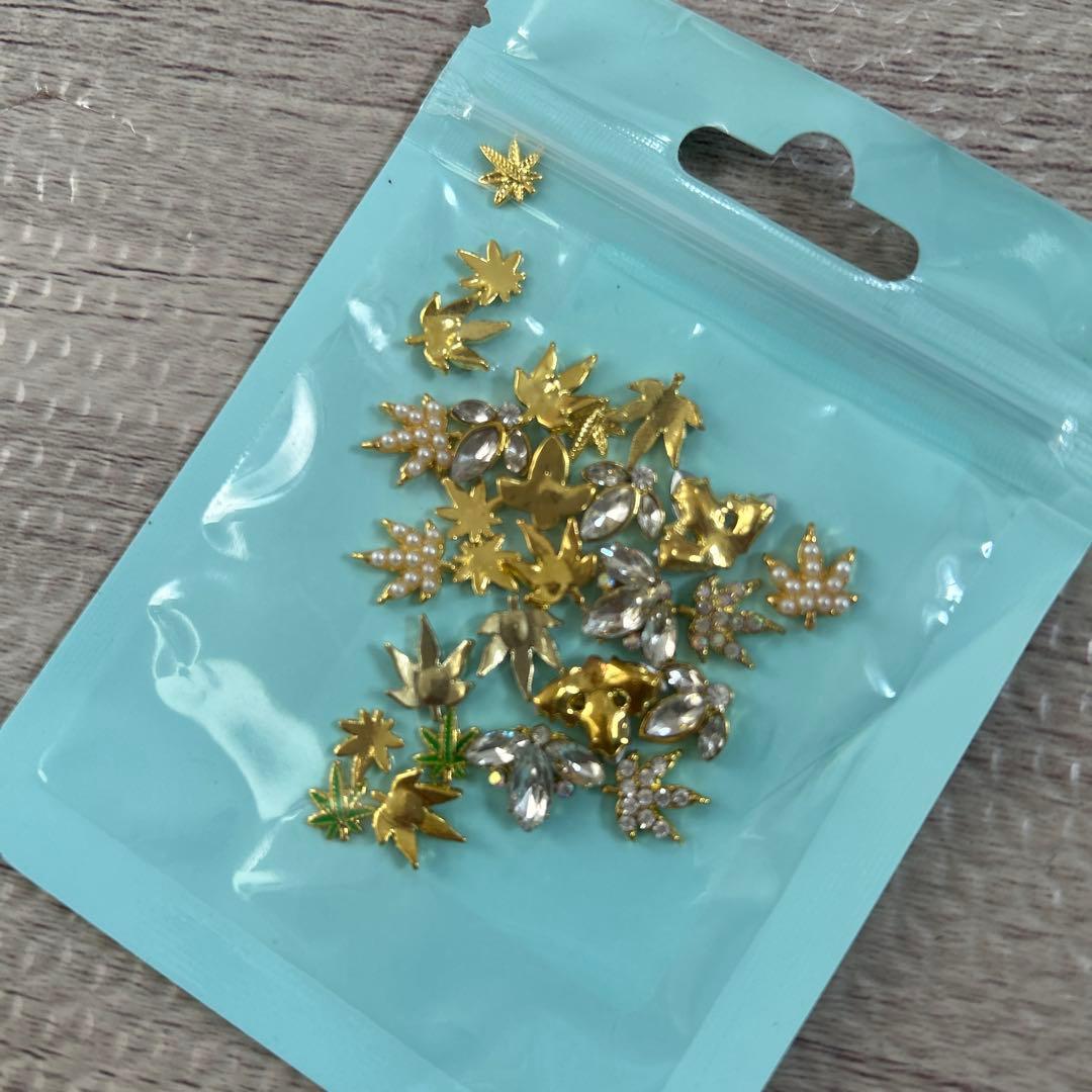 ネイルパーツ 秋 紅葉 もみじ 7種類 28個セット ネイルストーン - メルカリ