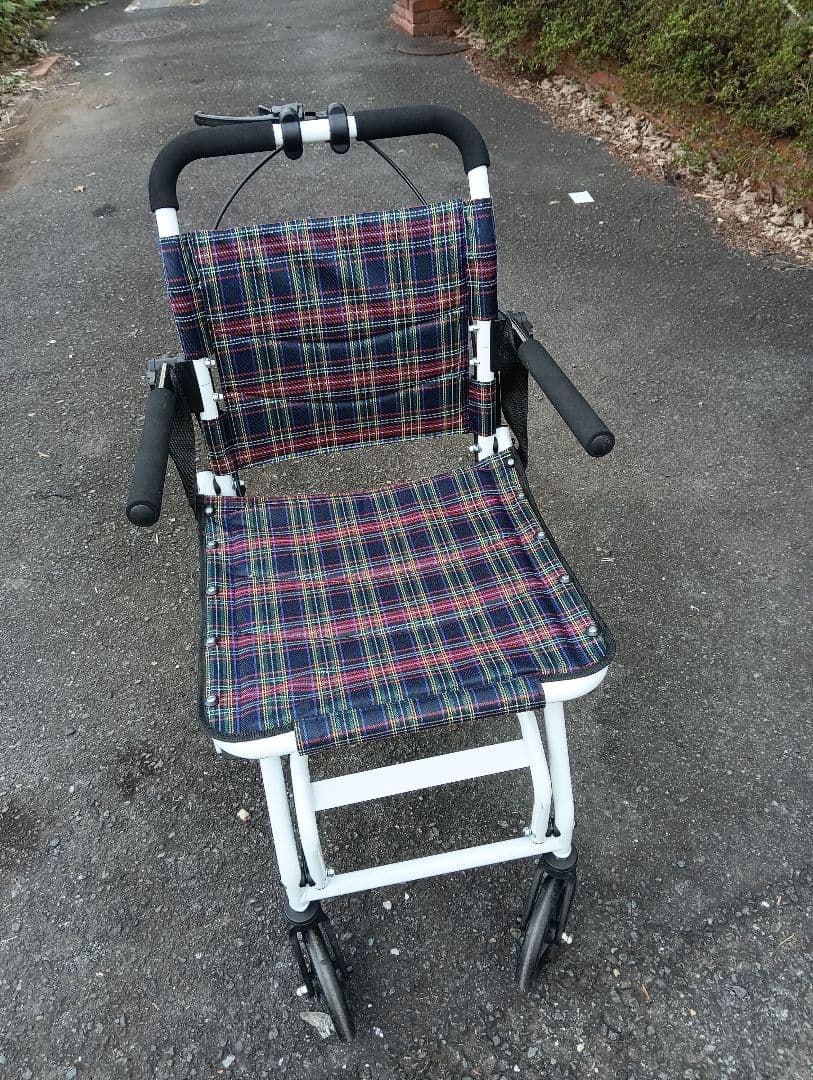 RAKU 介助車用車椅子 自立できる ノーパンクタイヤ 折りたたみ可能 Amazon | RAKU 車椅子 介助型 折りたたみ式 簡易車椅子 自立型