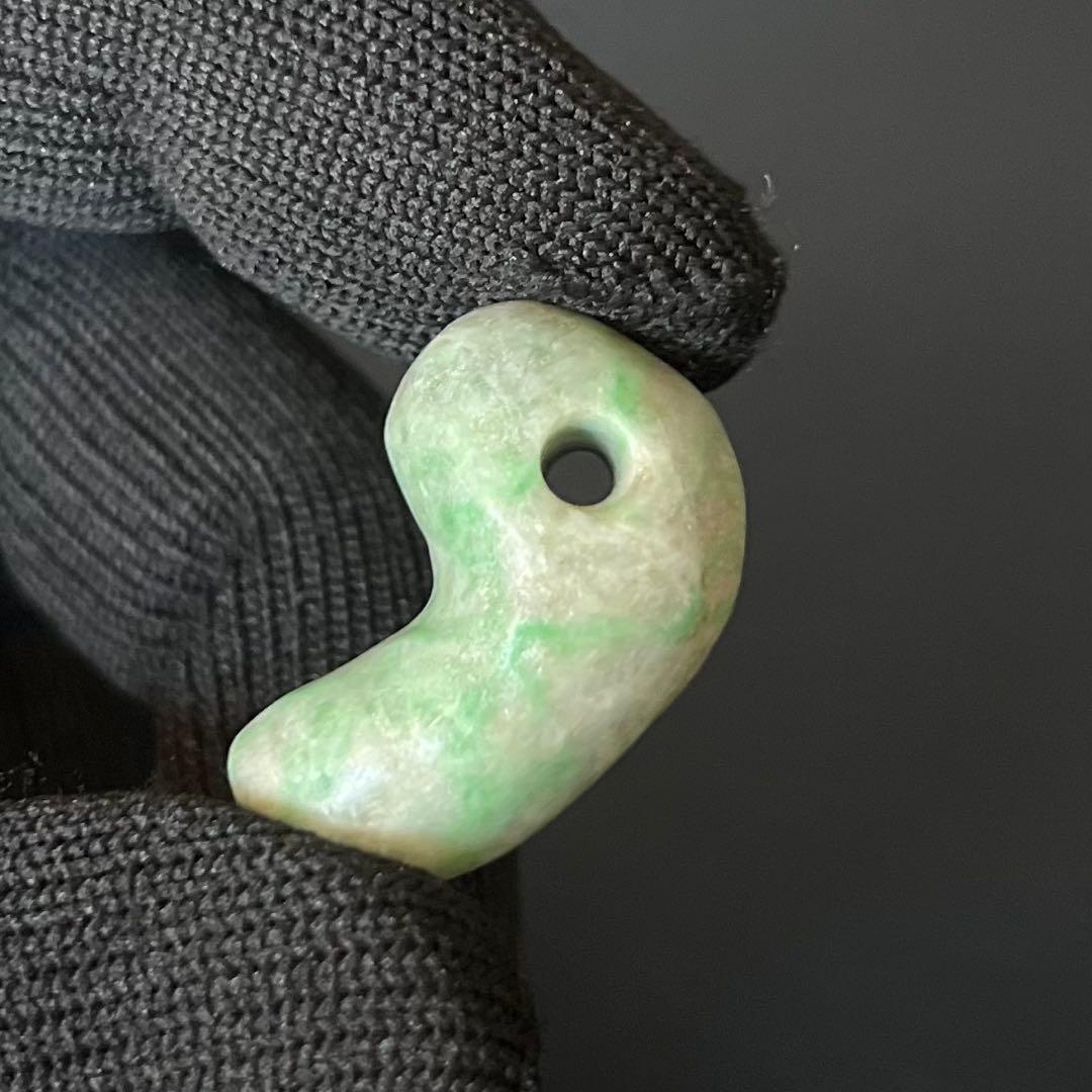 極上 縄文時代 本翡翠（硬玉） 勾玉 奈良県伝承出土 玉擦れ痕あり 古代装身具 2026年最新】出土品 勾玉の人気アイテム - メルカリ