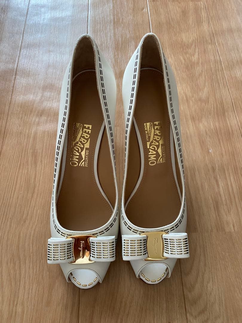 お値引き中！フェラガモ　Ferragamo ホワイト オープントゥパンプス