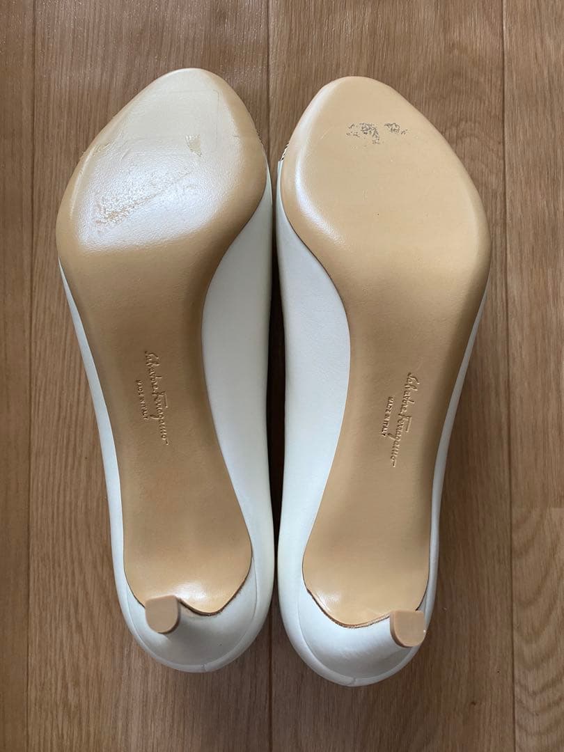 お値引き中！フェラガモ Ferragamo ホワイト オープントゥパンプス