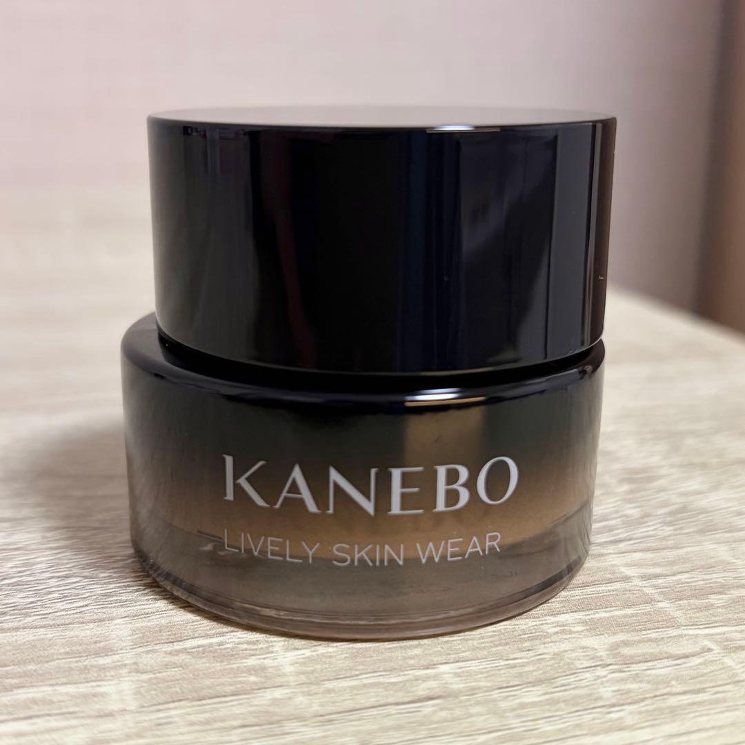 新品同様！カネボウ＊ライブリースキン ウェアII 240 Linen