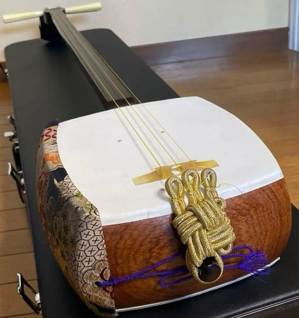 両面四つ皮張りたて 子持綾杉胴 金細 紅木 杢有 中棹 地唄三味線