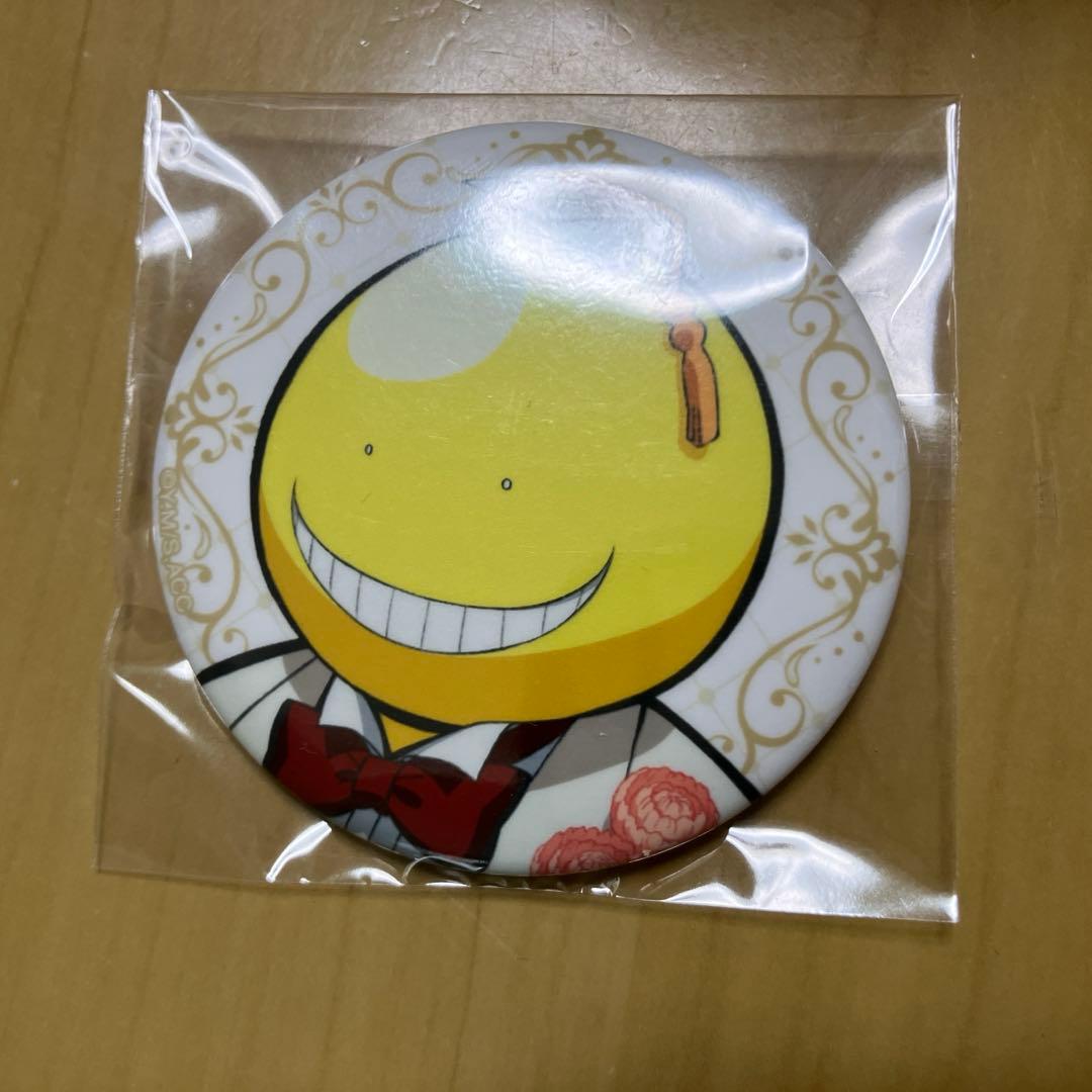 暗殺教室 殺せんせー 缶バッジ 白スーツ - メルカリ